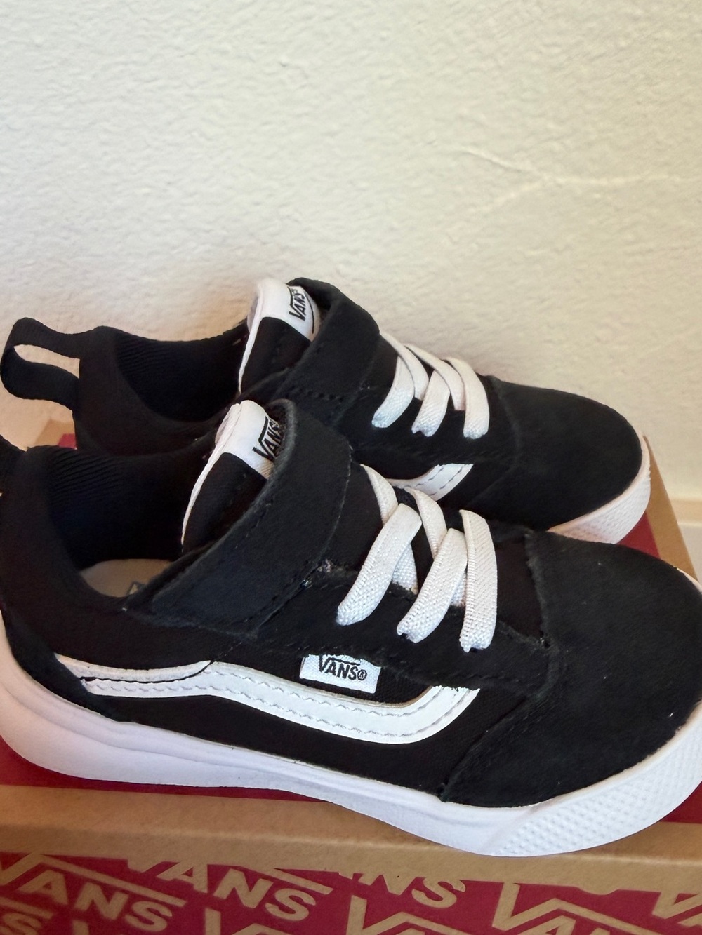Vans Kids Black and White Low-Top Sneakers size 7